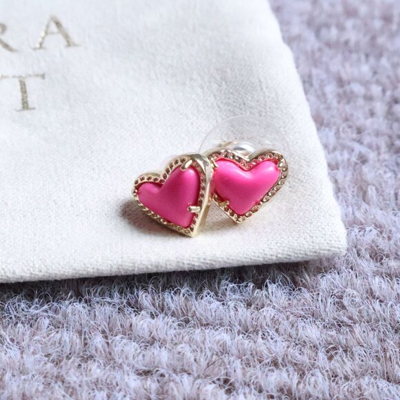 New. Kendra Scott Ari Heart Gold Neon Pink Stud Earrings - Picture 2 of 2
